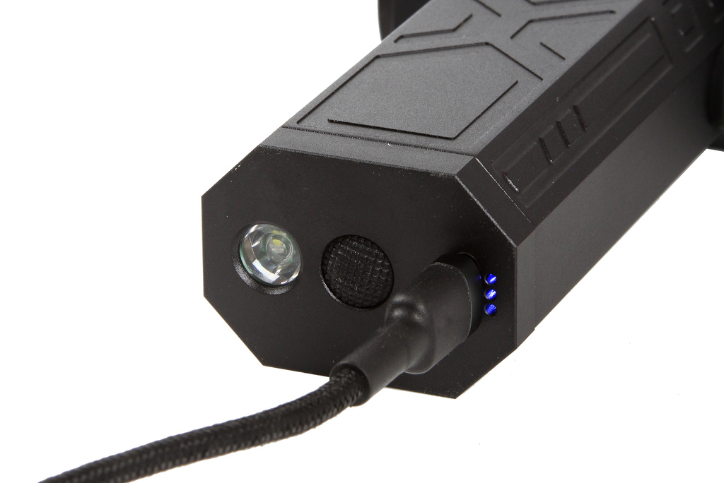 Mar-pol M88320 Mini fukár ventilátor s baterkou na prach lístie gril