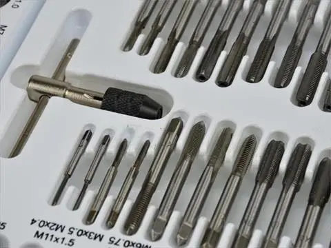 GEKO G38300 Závitníky a očká sada 110ks Závitník závitorezné nástroje sada