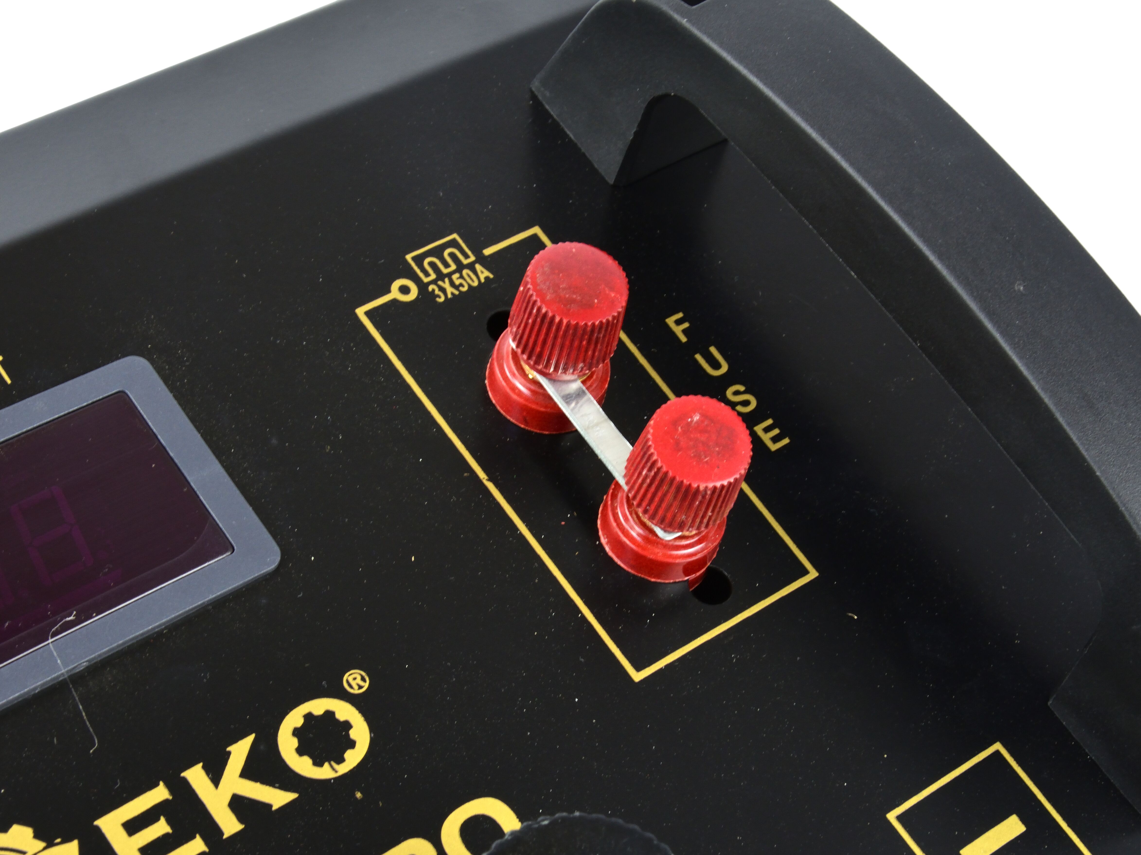 GEKO G80026 Class 630 Autonabíjačka štartovací vozík so štartom 550A 12V / 24V