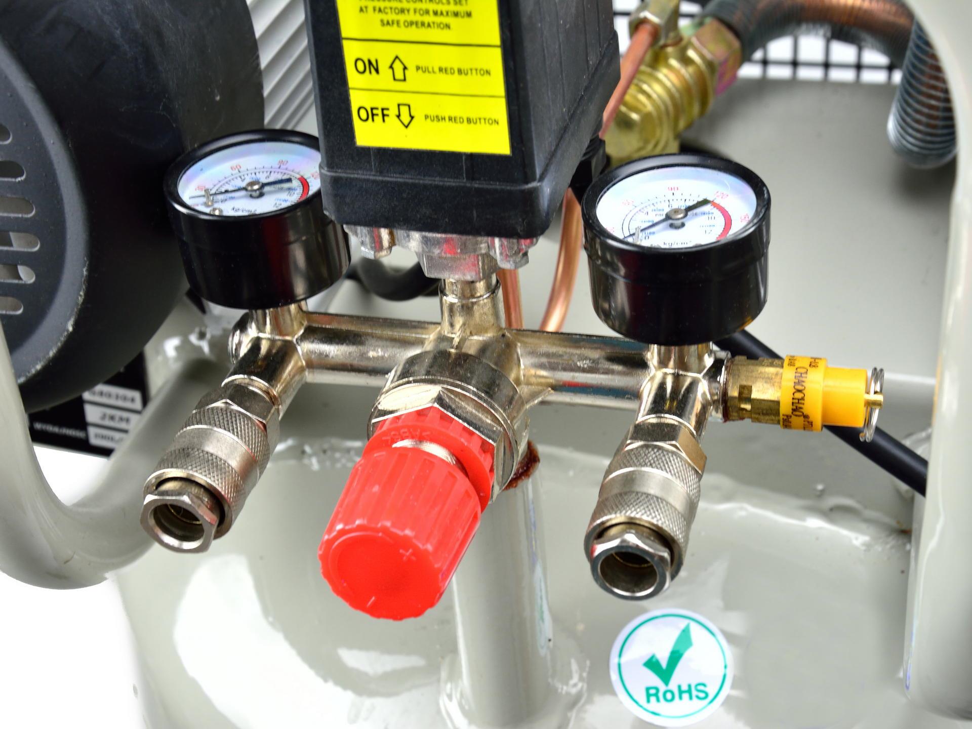 GEKO G80304 Vertikálny olejový kompresor 100L 2HP