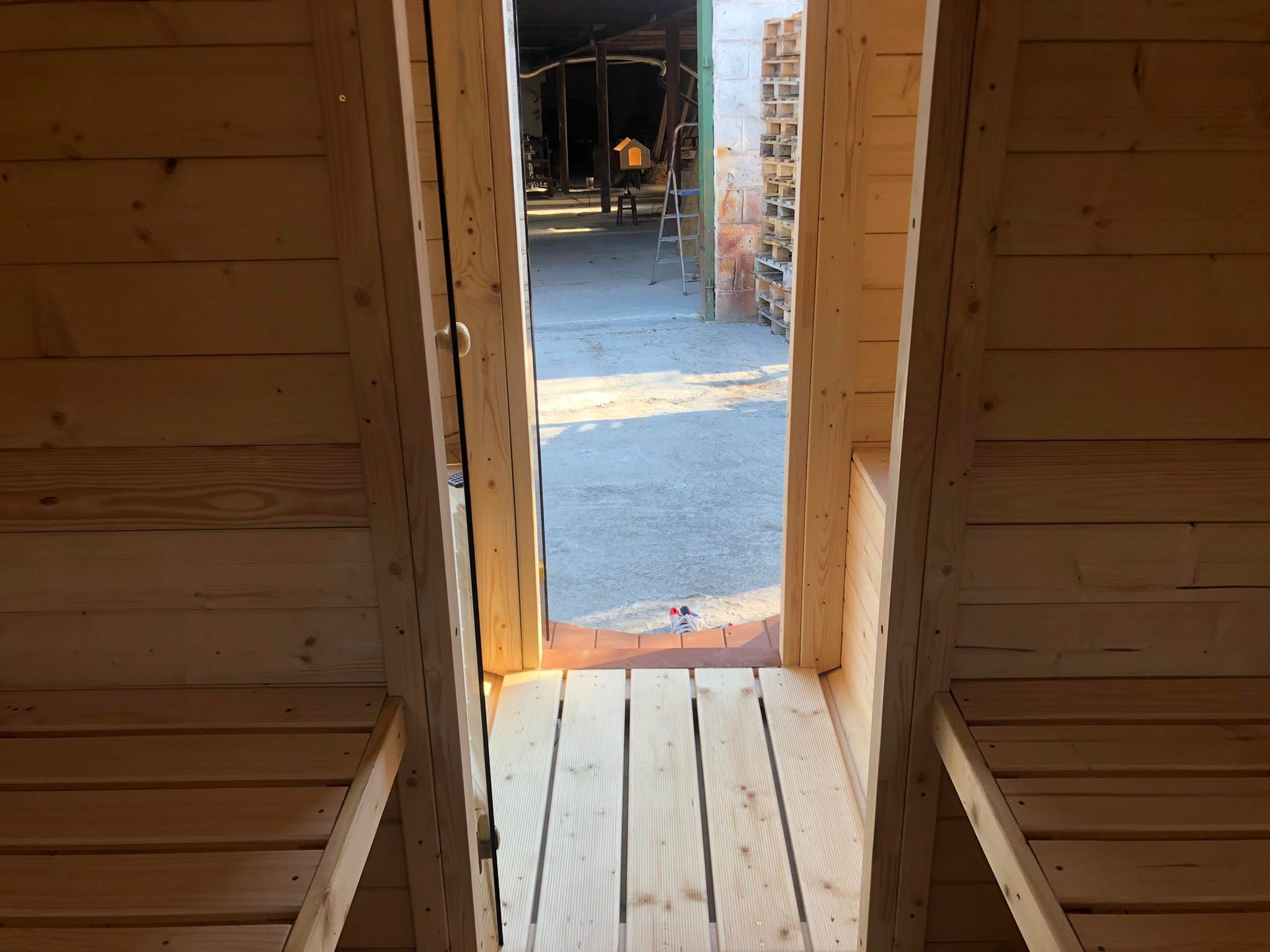 SD-380 Drevená sudová sauna 3,8m x 2,2m s príslušenstvom smrek