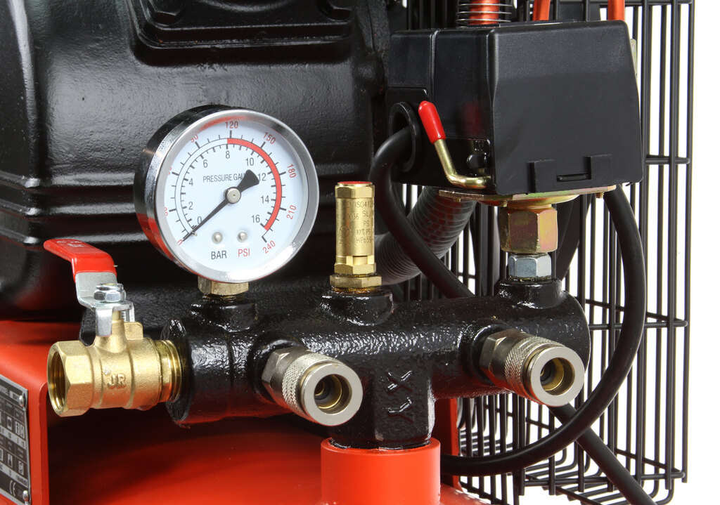 MAR-POL M88415 2,2kW Olejový kompresor 150l/min 3 piesty 380V